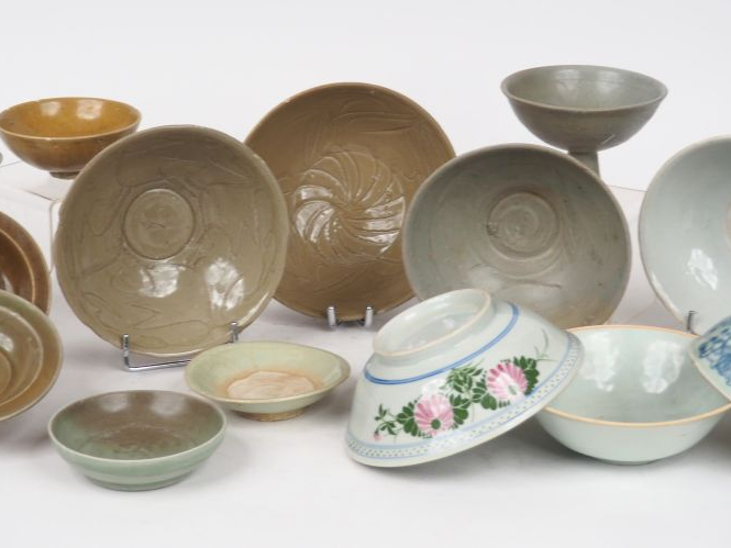 Ensemble comprenant quatorze coupes et coupes sur pied dans le style d