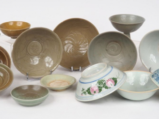 Vente aux enchères Ensemble comprenant quatorze coupes et coupes sur pied dans le style d