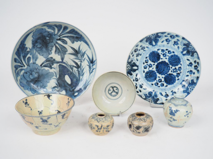 Ensemble comprenant :  - deux coupes creuses en porcelaine bleu blanc,