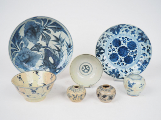 Vente aux enchères Ensemble comprenant :  - deux coupes creuses en porcelaine bleu blanc,