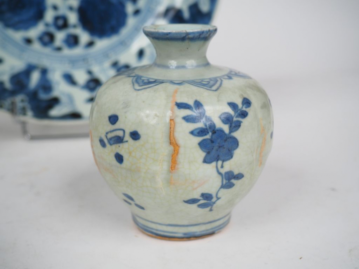 Ensemble comprenant :  - deux coupes creuses en porcelaine bleu blanc,