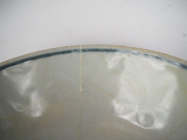 Ensemble comprenant :  - deux coupes creuses en porcelaine bleu blanc,