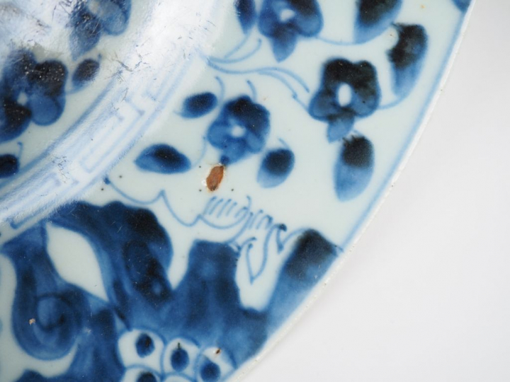 Ensemble comprenant :  - deux coupes creuses en porcelaine bleu blanc,