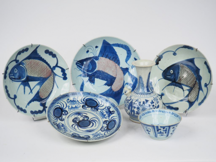 Ensemble de porcelaines bleu blanc comprenant :  - un kendi, à décor f