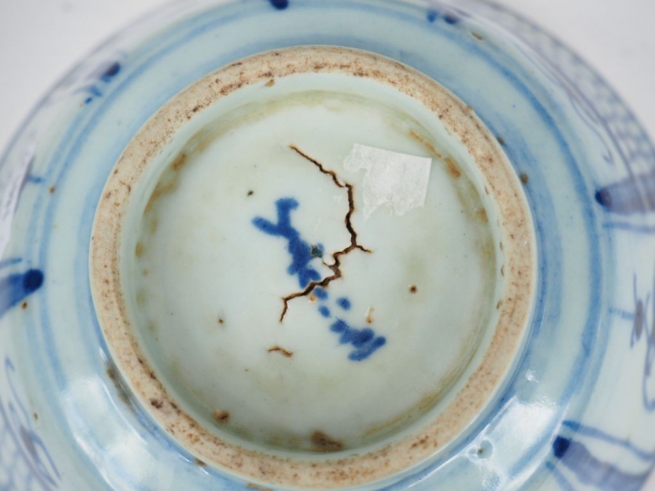 Ensemble de porcelaines bleu blanc comprenant :  - un kendi, à décor f