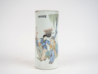 Vente aux enchères Vase cylindrique en porcelaine, à décor d'un pêcheur et d'une jeune fe