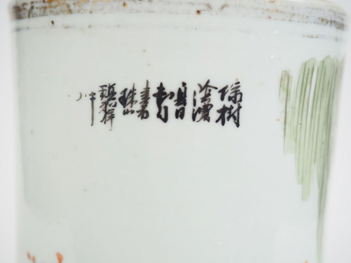 Vase cylindrique en porcelaine, à décor d'un pêcheur et d'une jeune fe