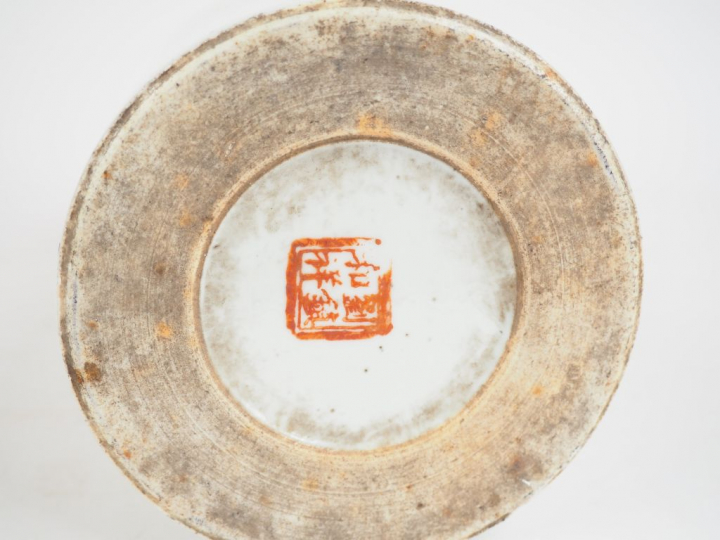 Vase cylindrique en porcelaine, à décor d'un pêcheur et d'une jeune fe