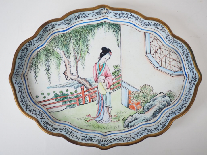 Plateau en émaux de la famille rose sur cuivre figurant une jeune femm