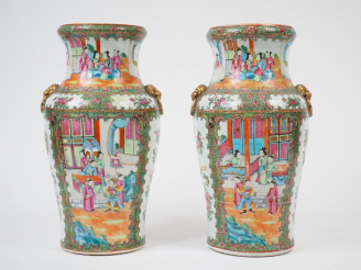 Vente aux enchères Paire de vases de forme balustre en porcelaine de Canton, à décor dans