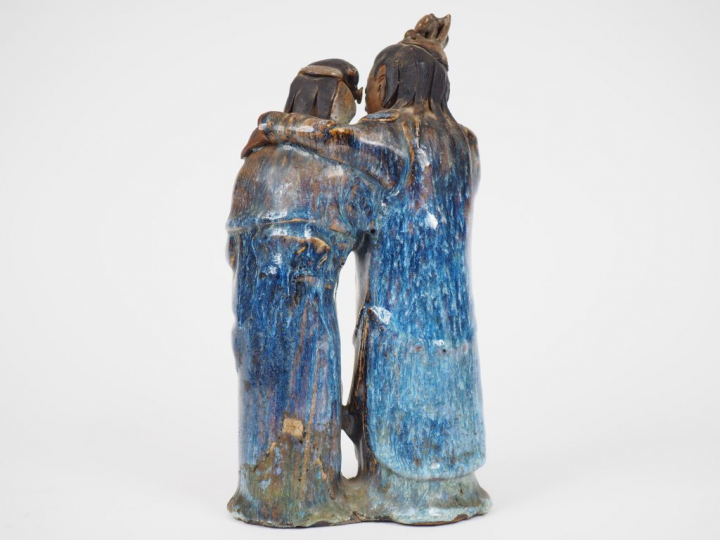 Groupe en céramique émaillée bleue représentant un homme consolant une