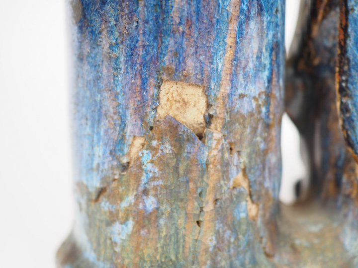 Groupe en céramique émaillée bleue représentant un homme consolant une