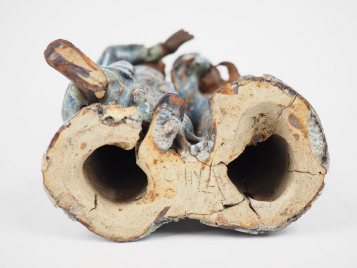 Groupe en céramique émaillée bleue représentant un homme consolant une