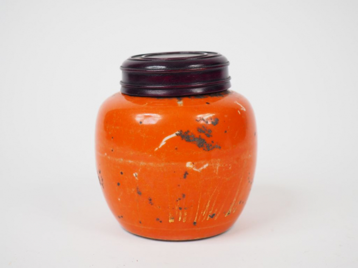 Pot à gingembre en porcelaine émaillé corail, anciennement décoré à l'