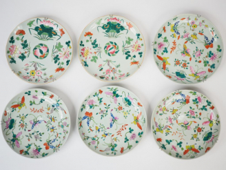 Vente aux enchères Six assiettes en porcelaine et émaux de la famille rose, à décor diver