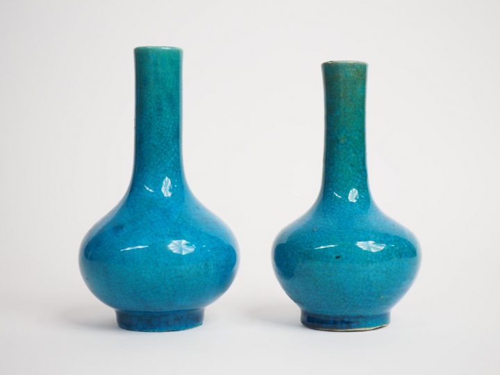 Deux petits vases bouteilles en porcelaine et émail bleu turquoise.  C