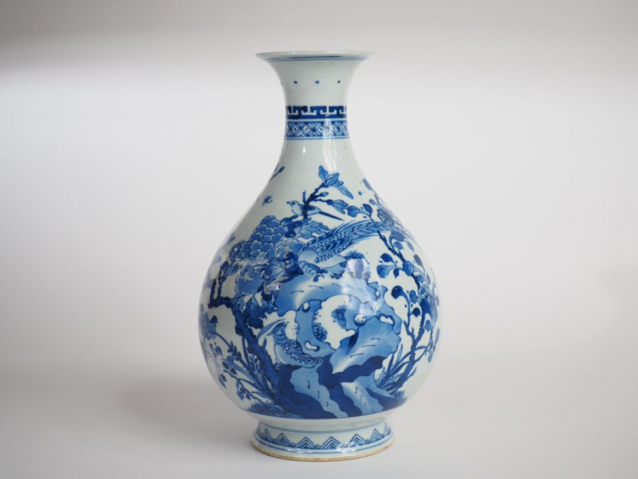 Vase piriforme en porcelaine blanche, à décor bleu sous couverte d'ois