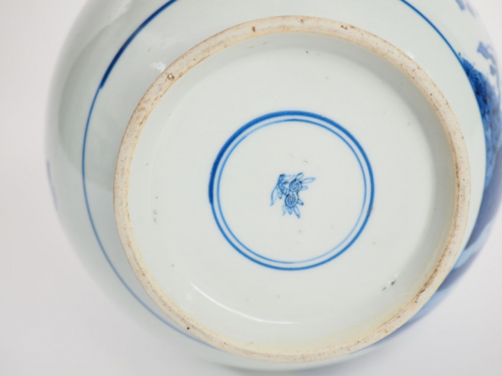 Vase piriforme en porcelaine blanche, à décor bleu sous couverte d'ois