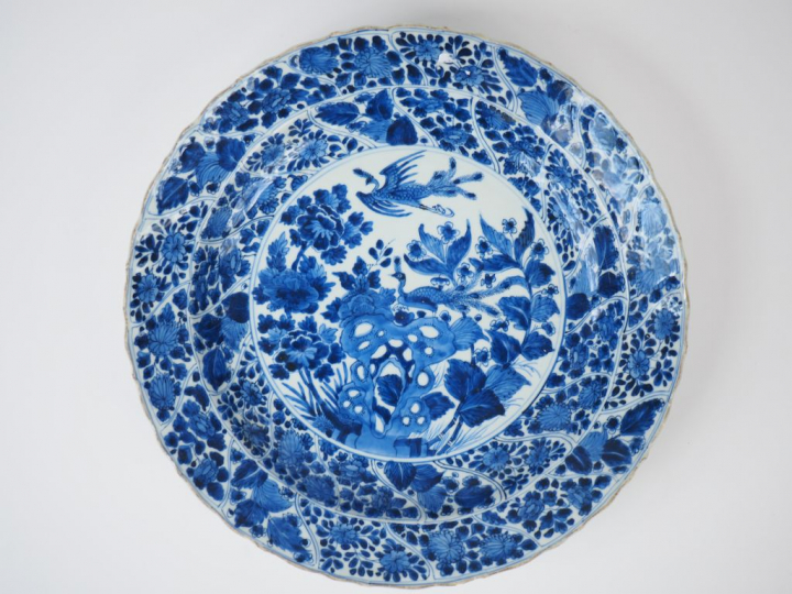 Plat en porcelaine blanche, à décor en bleu sous couverte en médaillon