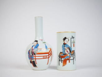 Vente aux enchères Ensemble comprenant :  - un petit vase bouteille en porcelaine de la f