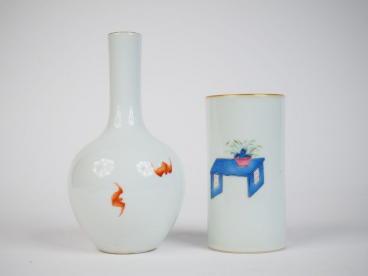 Ensemble comprenant :  - un petit vase bouteille en porcelaine de la f