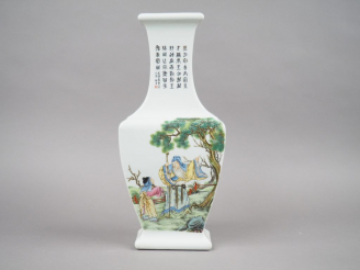 Vente aux enchères Vase de forme balustre en porcelaine et émaux dans le style de la fami
