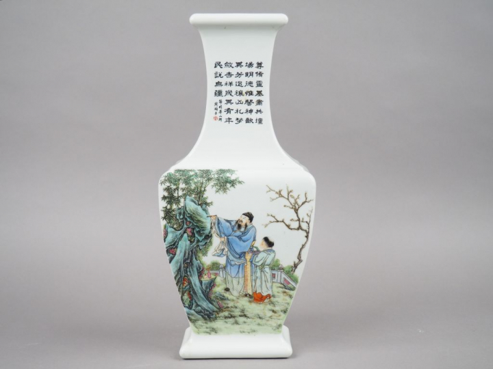Vase de forme balustre en porcelaine et émaux dans le style de la fami