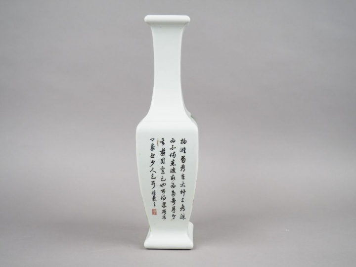 Vase de forme balustre en porcelaine et émaux dans le style de la fami