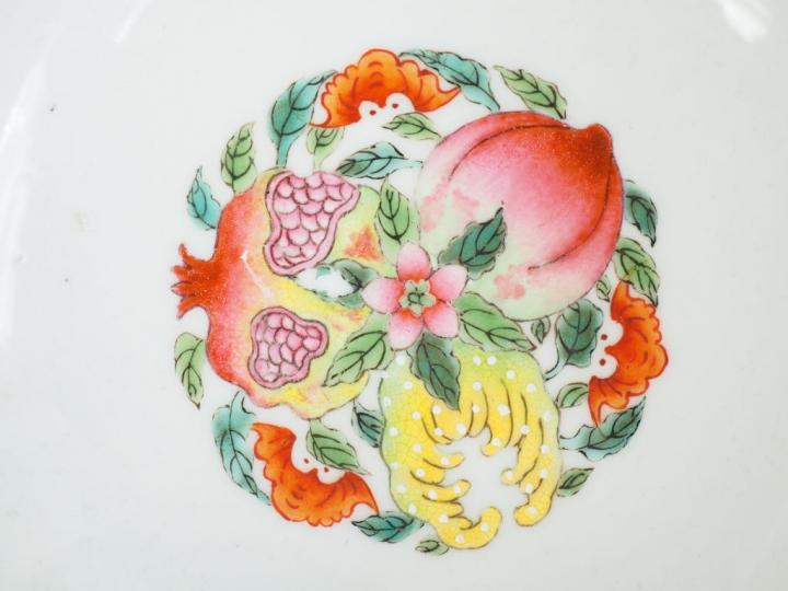 Lot de deux coupes, l'une octogonale et l'autre quadrilobée en porcela