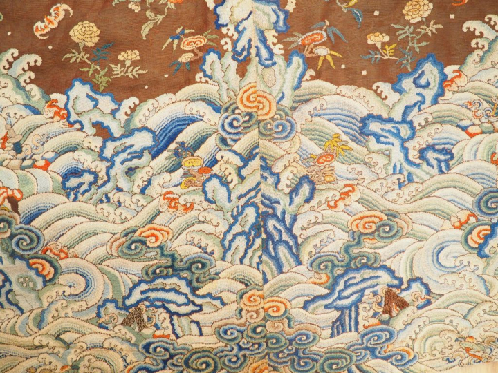 Robe d’été en voile brun brodé au fils dorés et polychromes de neuf dr