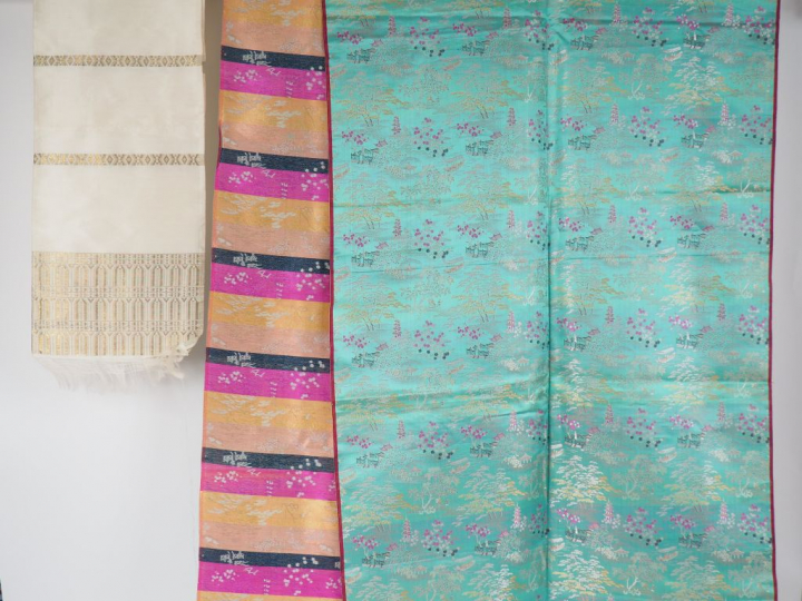 Lot de deux textiles, dont un haut panneau en soie verte tissé de moti