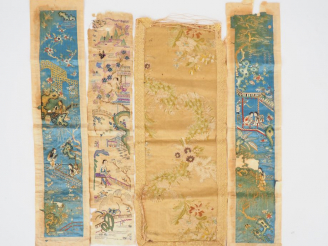 Vente aux enchères Trois petits panneaux verticaux en soie à décor de jeunes femmes dans 
