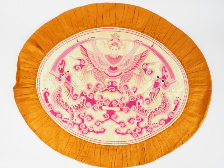 Trois panneaux en soie, dont une paire ovale à fond crème, brodé en ca