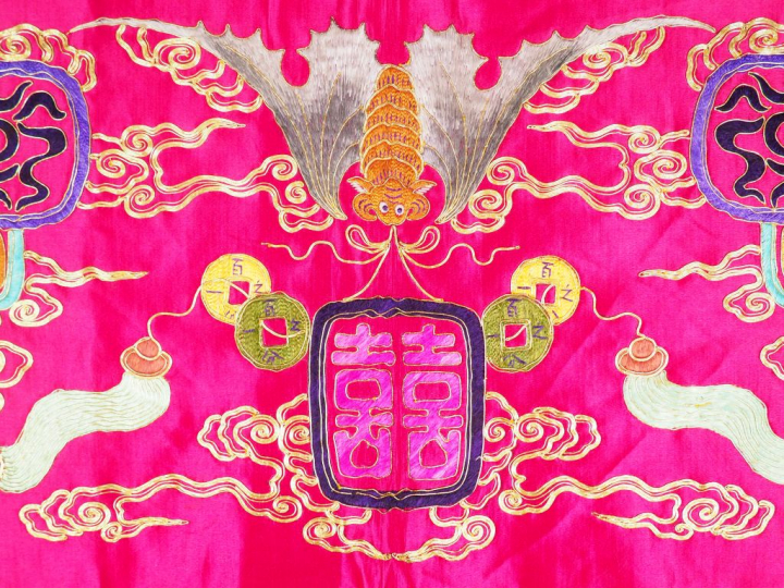 Trois panneaux en soie, dont une paire ovale à fond crème, brodé en ca