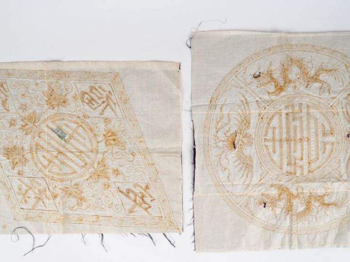 Deux panneaux brodés au fil doré, l’un du caractère shou (longévité) s