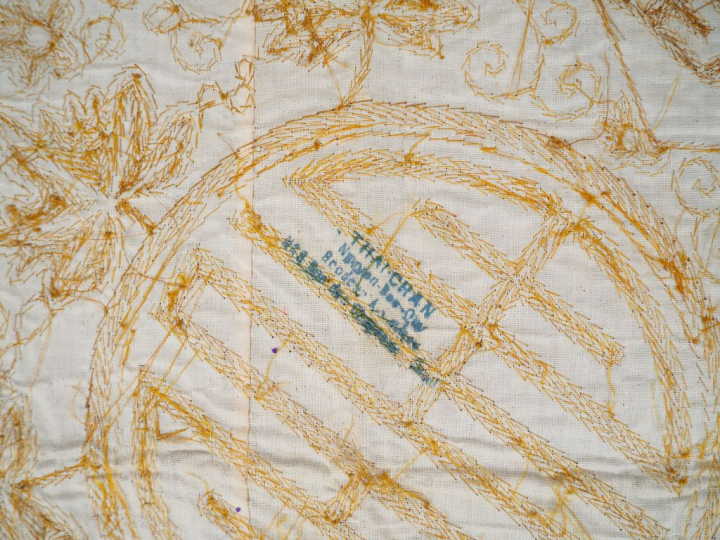 Deux panneaux brodés au fil doré, l’un du caractère shou (longévité) s