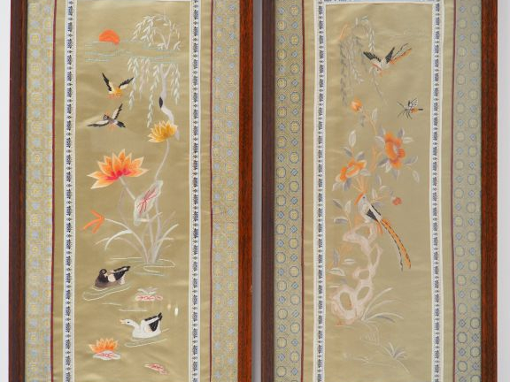 Deux panneaux en soie brodée représentant des oiseaux évoluant parmi d