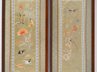 Vente aux enchères Deux panneaux en soie brodée représentant des oiseaux évoluant parmi d