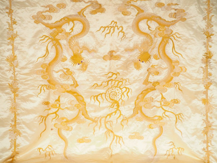 Grande tenture en soie crème brodée en camaïeu de jaune et écru de deu