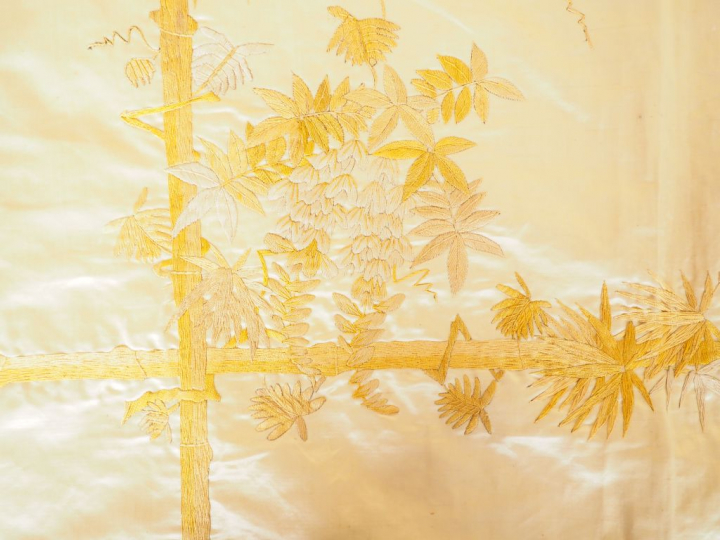 Grande tenture en soie crème brodée en camaïeu de jaune et écru de deu