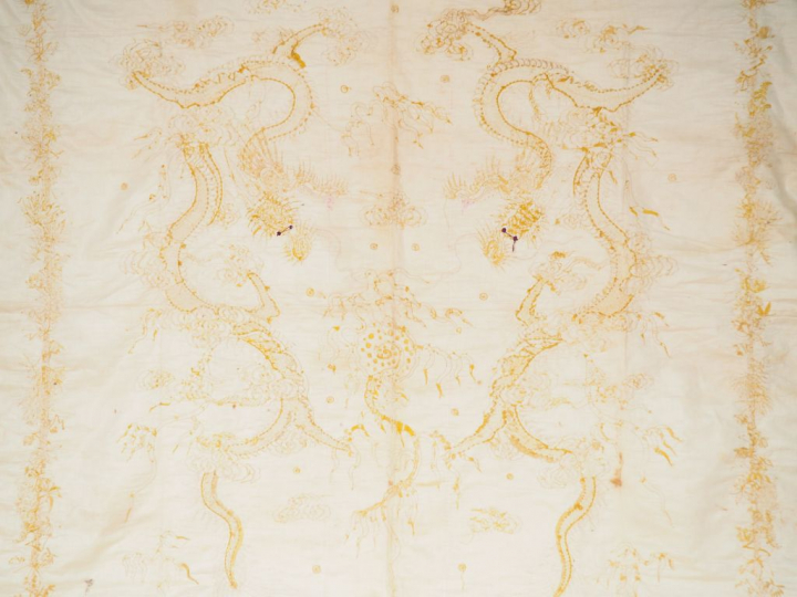 Grande tenture en soie crème brodée en camaïeu de jaune et écru de deu