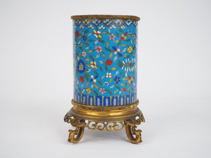 Vase cylindrique en émaux cloisonnés polychromes, à décor sur fond ble