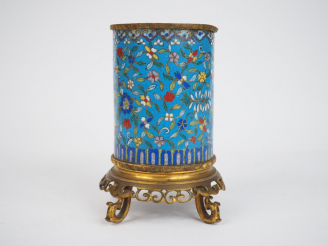 Vente aux enchères Vase cylindrique en émaux cloisonnés polychromes, à décor sur fond ble