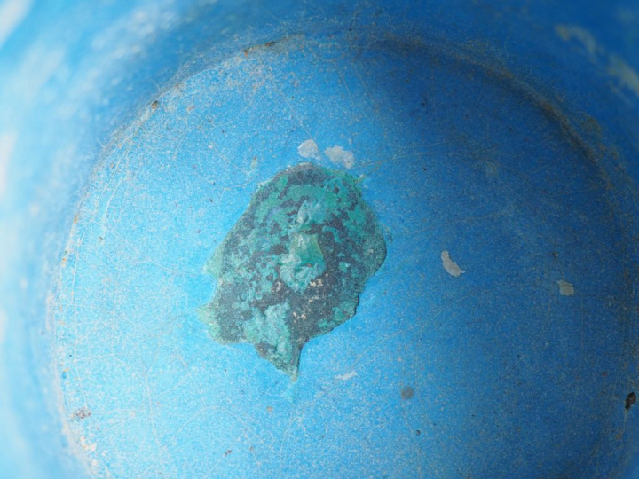 Vase cylindrique en émaux cloisonnés polychromes, à décor sur fond ble