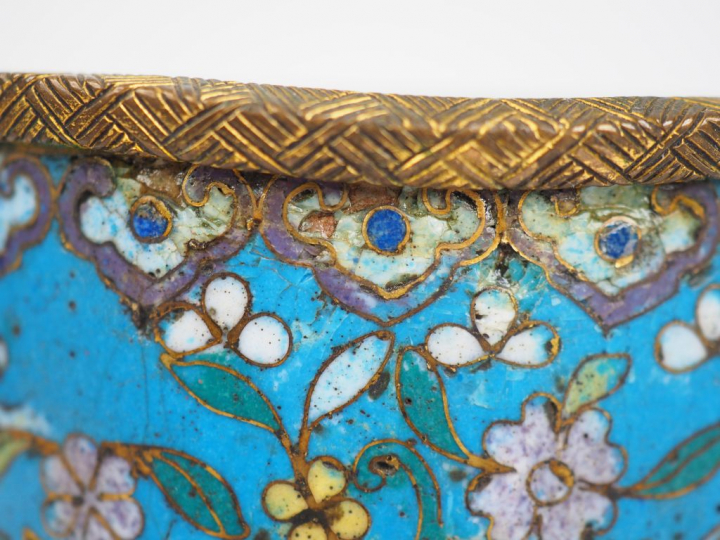 Vase cylindrique en émaux cloisonnés polychromes, à décor sur fond ble