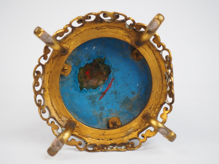 Vase cylindrique en émaux cloisonnés polychromes, à décor sur fond ble