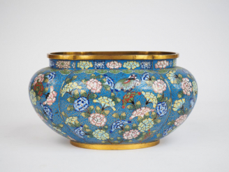Vente aux enchères Petite jardinière polylobée en émaux cloisonnés sur cuivre, à décor po