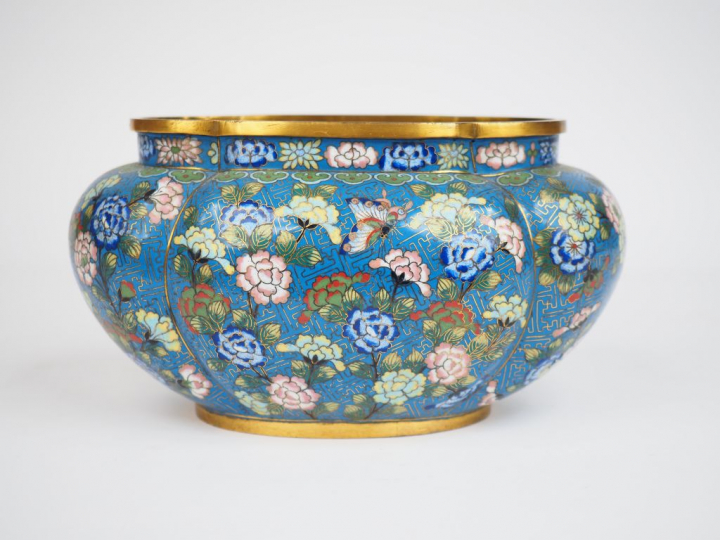 Petite jardinière polylobée en émaux cloisonnés sur cuivre, à décor po
