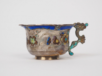 Vente aux enchères Petite tasse floriforme en argent finement décorée de fleurs de prunus