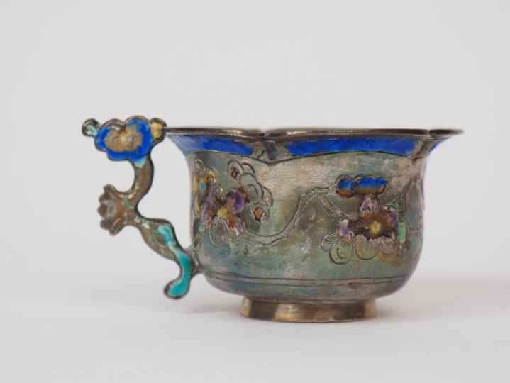 Petite tasse floriforme en argent finement décorée de fleurs de prunus